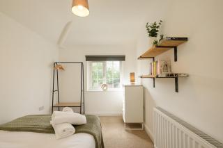 NEW Lovely-4Bed-2Bath-Parking-By FabAccommodation - 1