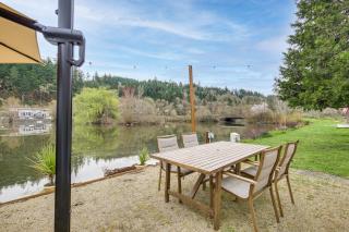 Private Pond and Dock! Cozy Cabin in Southern Oregon - 9