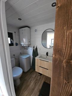 Modernes Tiny House im Grünen mit Terrasse und Parkplatz - 7