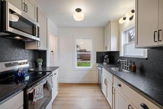 Camas Getaway Near Downtown Big Windows - 9