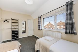 Spacious 3BR Home Parking Sleeps 6 Garden - 3