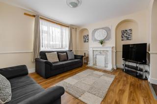 Spacious 3BR Home Parking Sleeps 6 Garden - 0