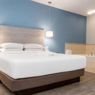 Signature Stay Inn & Suites - Downtown Hamilton - 9