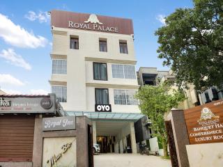 Townhouse Royal Inn - 8