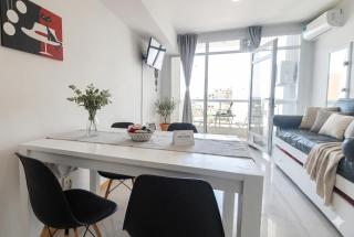 Dpto de balcón con vista al Muelle en ubicación ideal - 0