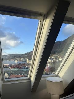 Top Floor Apt with Stunning Fjord View - Walk to Bryggen - 2