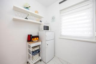 Prostrani apartman sa vrtom i parkingom, pješice do plaže - 0