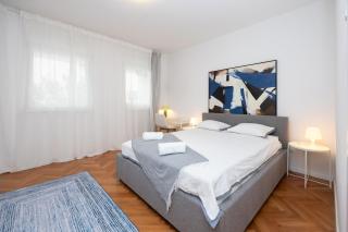 Prostrani apartman sa vrtom i parkingom, pješice do plaže - 5