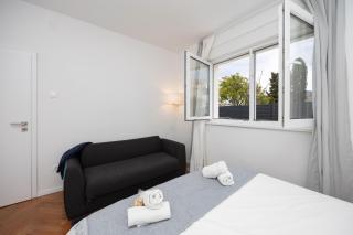 Prostrani apartman sa vrtom i parkingom, pješice do plaže - 4