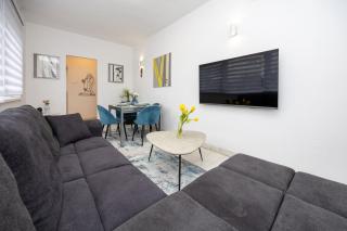 Prostrani apartman sa vrtom i parkingom, pješice do plaže - 3