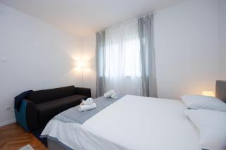 Prostrani apartman sa vrtom i parkingom, pješice do plaže - 1