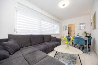 Prostrani apartman sa vrtom i parkingom, pješice do plaže - 0