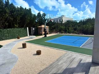 Long Bay Modern Suite, Pool, Beach Access & BBQ - 4