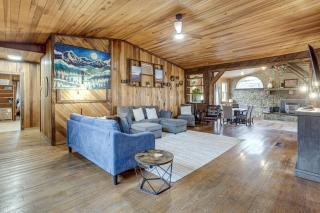 Great for Groups! Spacious Melcroft Home w/ Deck - 4