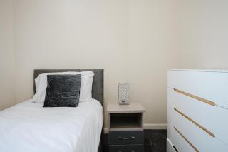 6-Bed Manchester House Ideal for Contractors - 6