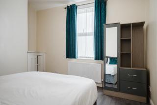 6-Bed Manchester House Ideal for Contractors - 2