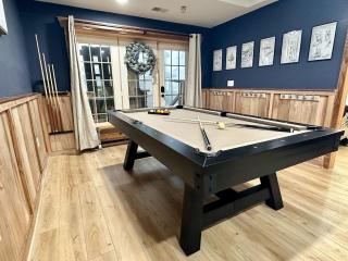 SKI INOUT- Pool table, hot tub, A kitchen, 7 bedrooms-4 kingscustom kid rms! - 0
