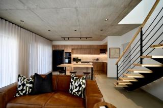 Stylish Family Friendly Townhouse with BBQ Patio - 4