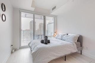 Downtown Toronto Studio with Balcony & Fast WiFi - 9