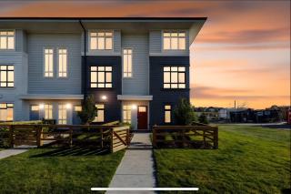 Modern 3 BR Townhouse - 5