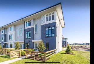 Modern 3 BR Townhouse - 8