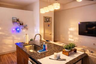 Beautiful Cozy Suite | Gym & Pool | DART Access - 6