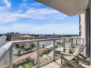 Luxury 3BR Water view 18th-Floor Deck Pool - 5