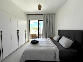 Beachfront Paradise - Huge Pool, Ocean View & Surf - 2