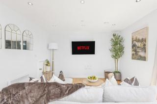 2 BR Central Penthouse Balcony & Free Parking - 8