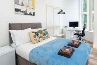 Sky Emerald Manygates Park with Workspace and Private Parking - 2