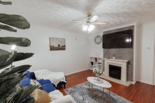 Modern 3 Bedroom House in Peterborough PE3 with Garden & Free Parking Near City Hospital Perfect for Contractors and Family with Long or Short Stay - 5