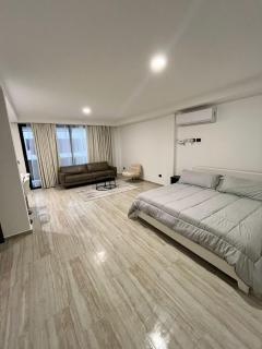Quartier 75, Modern Studio with King Bed and Rooftop - 3