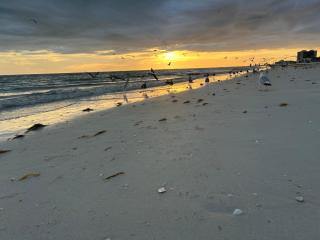 Great mid island location - 2