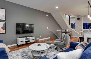 Modern Townhome Near Downtown walk to CWS! - 2