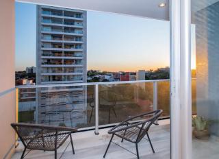 Stylish 2BR Pool Gym City Views Prime Spot - 1