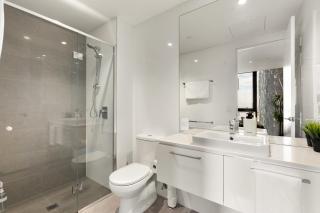 Central CBD apartment with parking available - 8