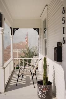 A chic historic home near restaurants and hiking - 9