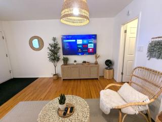 Boho 1-Bedroom BEACH Condo with Mid Size Parking, AC & Laundry - Walk 10min to BEACH! - Long Beach - 4