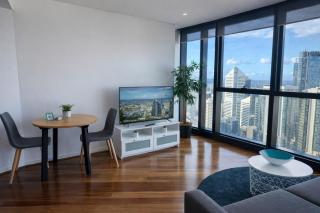Sky-High Luxury on 50th Floor Breathtaking Views by Stylish Stays - 9
