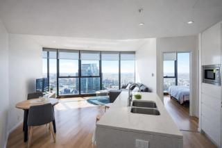Sky-High Luxury on 50th Floor Breathtaking Views by Stylish Stays - 4