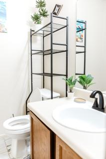 The Huntsville Nest - 2BR Near SHSU - Pool - WiFi - Free Parking - 4