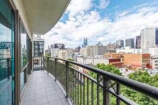 Modern Nomads Vibrant CBD City-View 2BR Suite with Pool & Gym - 9