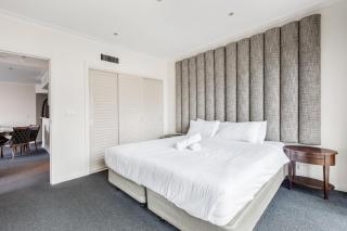 Modern Nomads Vibrant CBD City-View 2BR Suite with Pool & Gym - 7