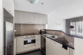 Modern Nomads Vibrant CBD City-View 2BR Suite with Pool & Gym - 2