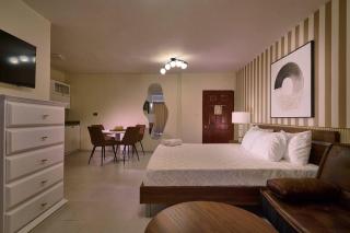 Chic King Suite Bright Private Balcony - 8