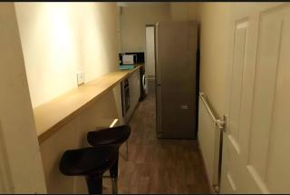 Minutes to Town Centre and Local Amenities At Stoke On Trent - 9