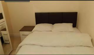 Minutes to Town Centre and Local Amenities At Stoke On Trent - 5