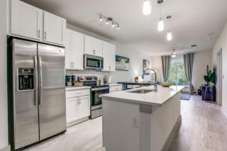 Luxury Riverwalk Condo Pool, Balcony, Parking - 4