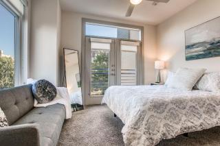 Luxury Riverwalk Condo Pool, Balcony, Parking - 1