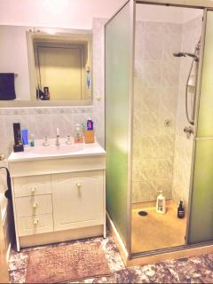 Sun-Drenched Quiet Double Room with Private Lock Free street parking - 5